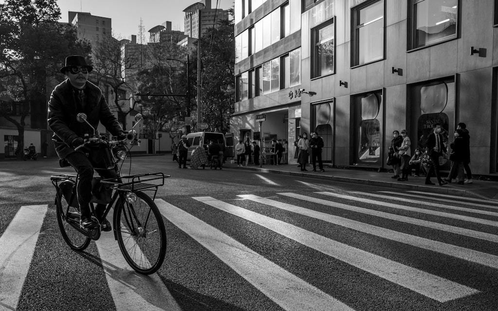 Quels sont les comportements responsables d'un cycliste à adopter en ville