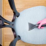 Comment nettoyer une chaise en tissu non déhoussable