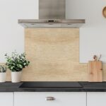 Donnez du caractère à votre cuisine avec une crédence en travertin adhésive